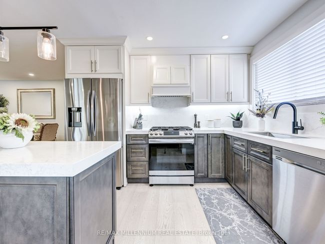 220 Beechy Dr, House attached with 5 bedrooms, 2 bathrooms and 3 parking in Richmond Hill ON | Image 8
