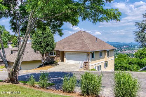 452 Maggie Mack Ln, Sevierville, TN, 37862-4532 | Card Image