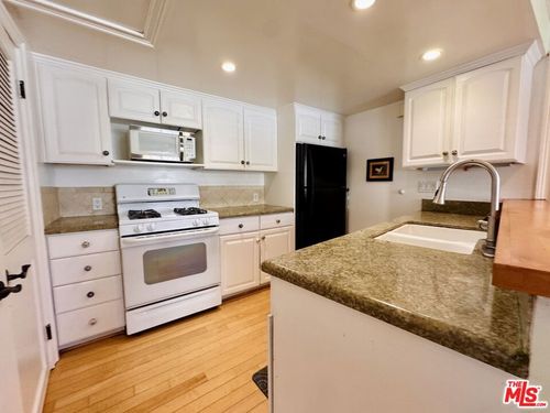 unit-5-7025 Glade Ave, Canoga Park, CA, 91303-1817 | Card Image