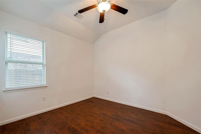 Second bedroom has high ceilings and good closet space | Image 27