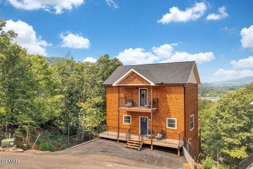 421 Stone Ridge Way, Pigeon Forge, TN, 37863 | Card Image