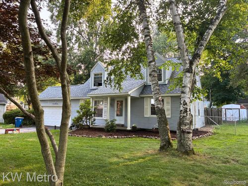 3811 Maiden St, Waterford Twp, MI, 48329-1044 | Card Image