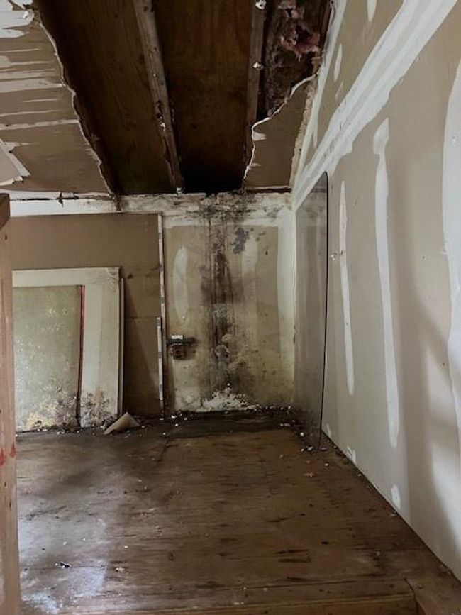 Space above the garage | Image 6