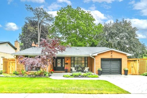 2 Oakwood Dr, London, ON, N6K2V4 | Card Image