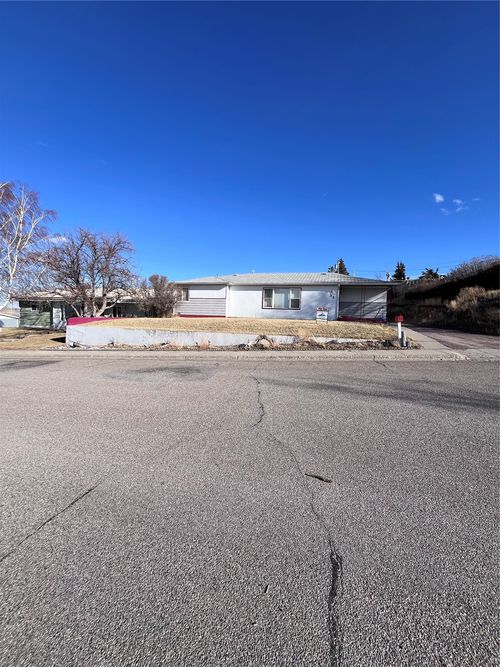 33 10th Ave Se, Cut Bank, MT, 59427-3117 | Card Image