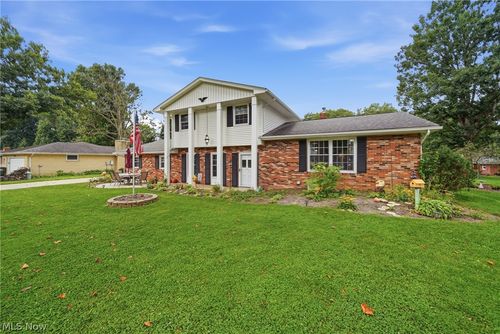 831 Oakcrest Ln Ne, Massillon, OH, 44646-4926 | Card Image