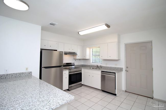 APT-12 - 4964 W Spencer Field Rd, House other with 2 bedrooms, 1 bathrooms and null parking in Pace FL | Image 5