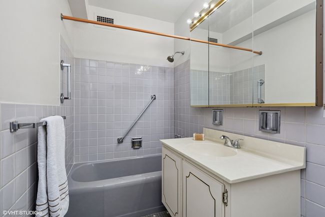 APT-5D - 3180 N Lake Shore Dr, Condo with 2 bedrooms, 2 bathrooms and 2 parking in CHICAGO IL | Image 11