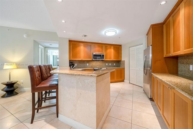 APT-717 - 55 Merrick Way, Condo with 2 bedrooms, 2 bathrooms and null parking in Coral Gables FL | Image 4