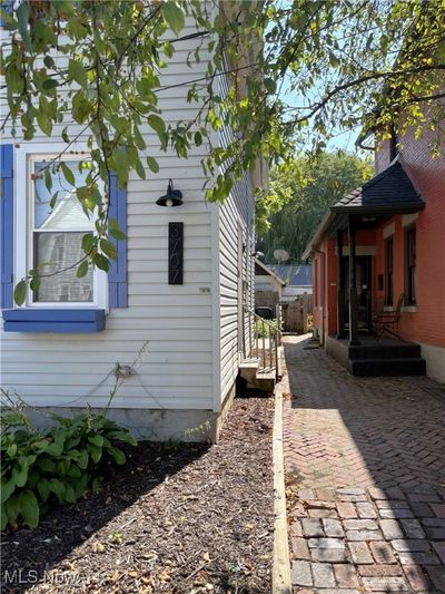 Walkway to front door & rear courtyard | Image 2