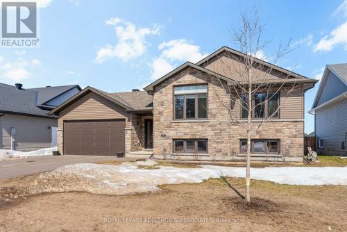 142 Chad Street, Petawawa, ON, K8H0G8 | Card Image