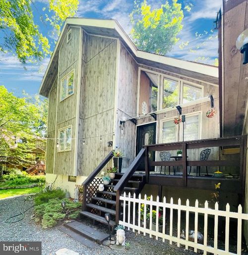 62 Creekview Dr E, Gouldsboro, PA, 18424-8997 | Card Image