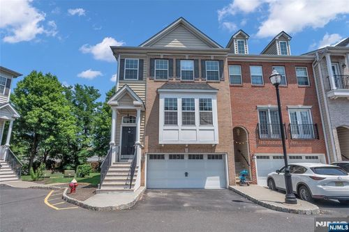 8 Creekside Ct, Secaucus, NJ, 07094-3750 | Card Image