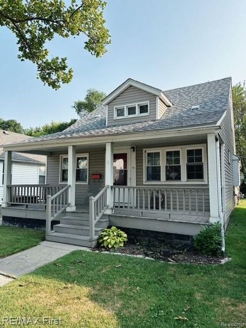 2202 Hollywood Ave, Grosse Pointe Woods, MI, 48236-1332 | Card Image