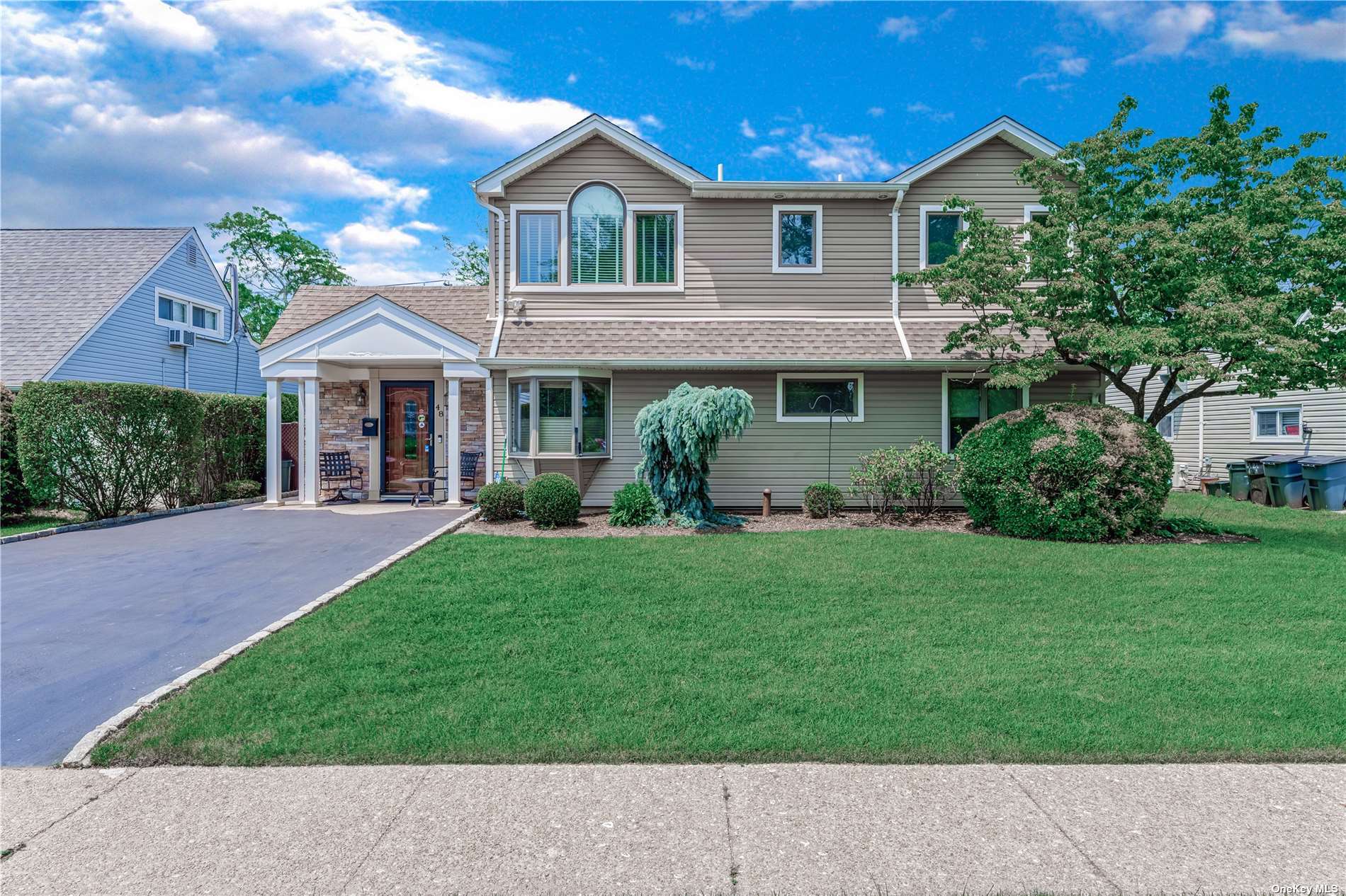 Pilgrim Ln, Westbury, NY 11590