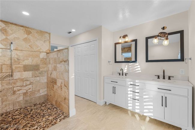 Primary Bathroom | Image 16
