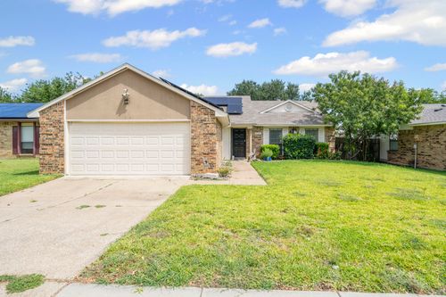 2121 Newbury Dr, Arlington, TX, 76014-3618 | Card Image