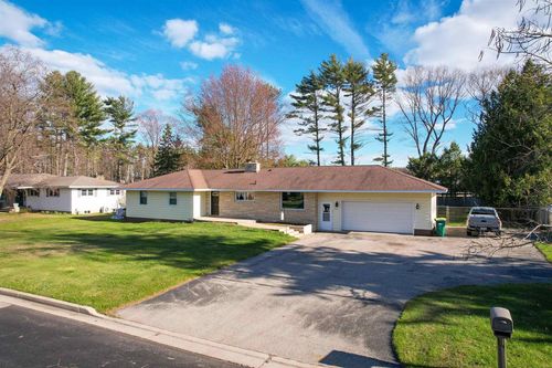 929 Edgewood Circle, Marinette, WI, 54143 | Card Image