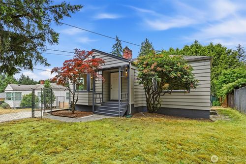 10713 15th Ave Ne, Seattle, WA, 98125-6415 | Card Image