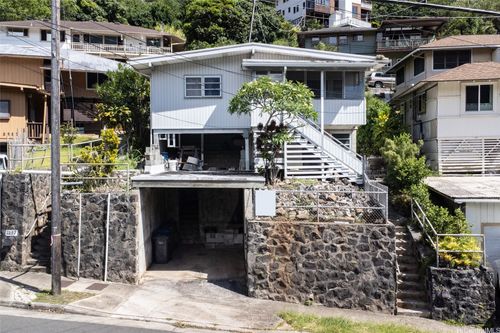 2233 Waiomao Rd, Honolulu, HI, 96816-3420 | Card Image