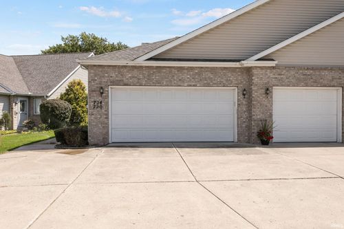 724 Maple St, Mishawaka, IN, 46545-6822 | Card Image