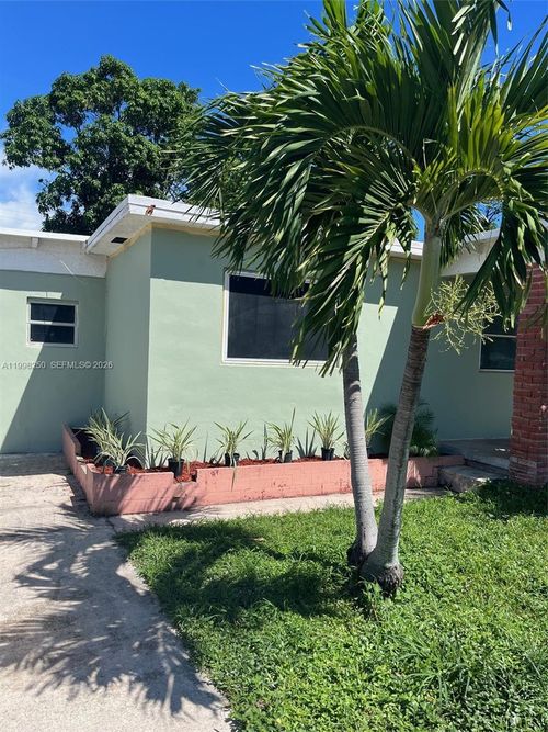 538 W 1st St, Riviera Beach, FL, 33404-7602 | Card Image