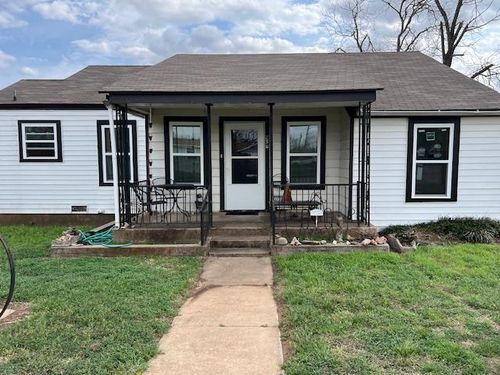 907 Bleeker St, Brady, TX, 76825-3704 | Card Image