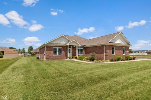 1976 Austin James Ln, Seymour, IN, 47274-3371 | Card Image