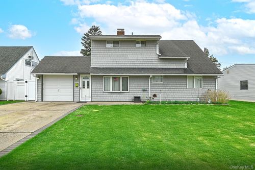 24 Cloister Ln, Hicksville, NY, 11801-6408 | Card Image