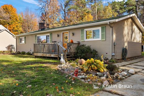 8350 S Evergreen Dr, Newaygo, MI, 49337-8804 | Card Image