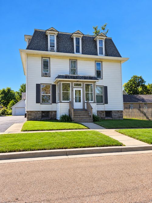 1e-330 W Sycamore St, Sycamore, IL, 60178-1444 | Card Image
