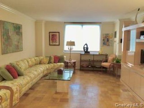 apt-2e-27110 Grand Central Pkwy, Floral Park, NY, 11005-1202 | Card Image