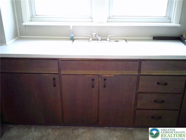Kitchen sink & cabinets | Image 5