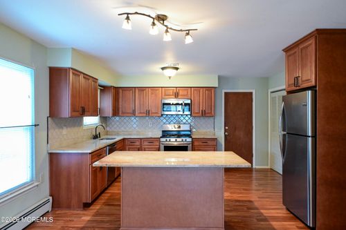 15 Chateux Ln, Toms River, NJ, 08757-6228 | Card Image