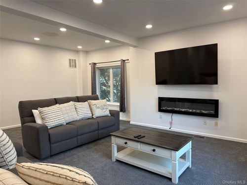 3 Highview Ct, Highland Mills, NY, 10930-6803 | Card Image