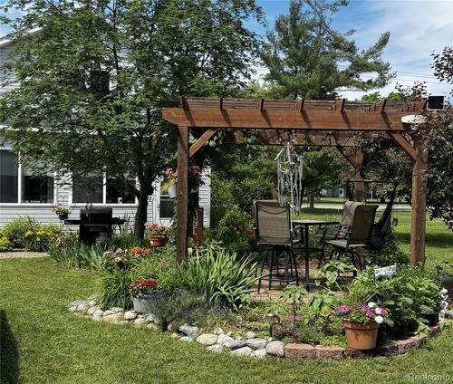 206 W Carpenter St, Charlevoix, MI, 49720-1614 | Card Image