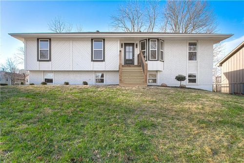 14401 Nw 67th St, Parkville, MO, 64152-1286 | Card Image