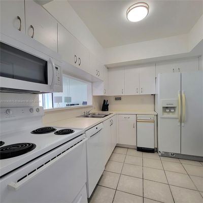 716 - 3505 S Ocean Dr, Condo with 2 bedrooms, 2 bathrooms and null parking in Hollywood FL | Image 3