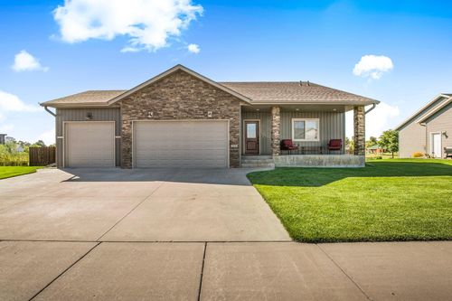931 Waters Edge Cir, Avon, MN, 56310-4522 | Card Image