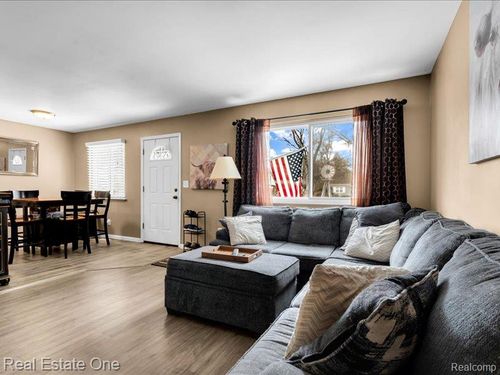 8242 Russell St, Shelby Township, MI, 48317-5354 | Card Image