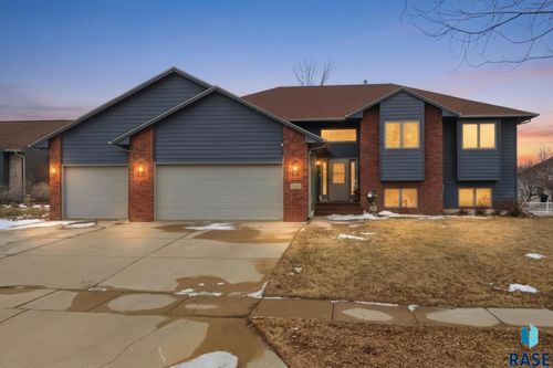 3205 S Bluegrass Ct, Sioux Falls, SD, 57103-7256 | Card Image