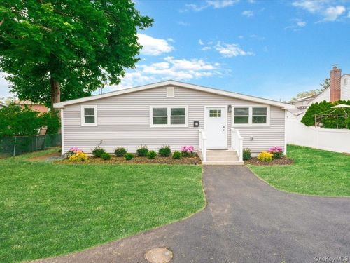 27 Old Farmingdale Rd, West Babylon, NY, 11704-6507 | Card Image