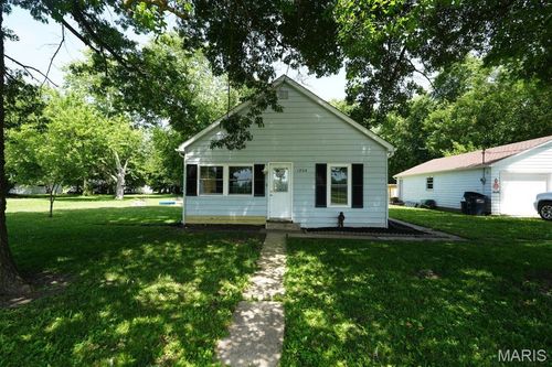 1204 Williamson Ave, Staunton, IL, 62088-2730 | Card Image