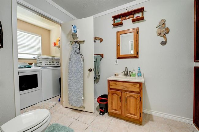Secondary bathroom with laundry room. | Image 15