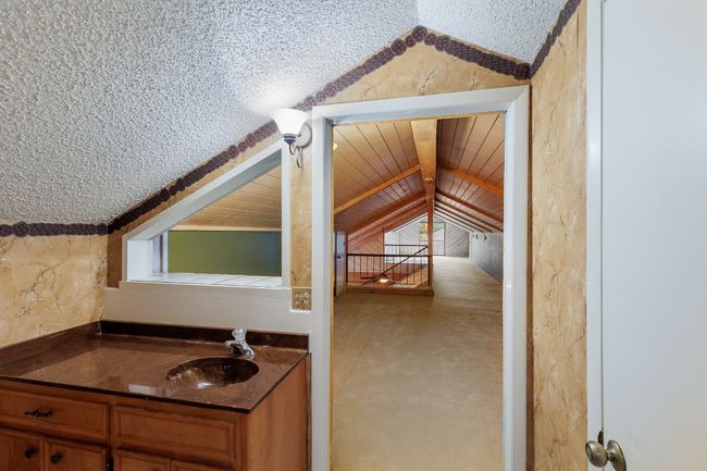 UPPER BATHROOM | Image 34