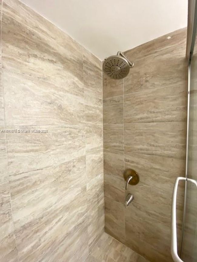 APT-209 - 201 180 Th Dr, Condo with 1 bedrooms, 2 bathrooms and null parking in Sunny Isles Beach FL | Image 15