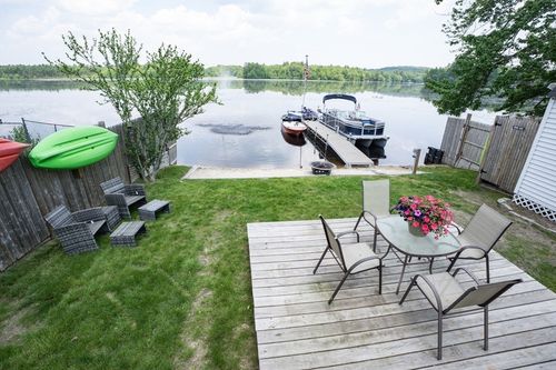 15 Maple St, Kingston, NH, 03848-3312 | Card Image