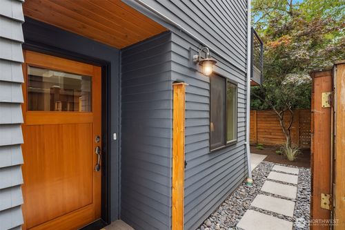 b-3833 Ashworth Ave N, Seattle, WA, 98103-8118 | Card Image