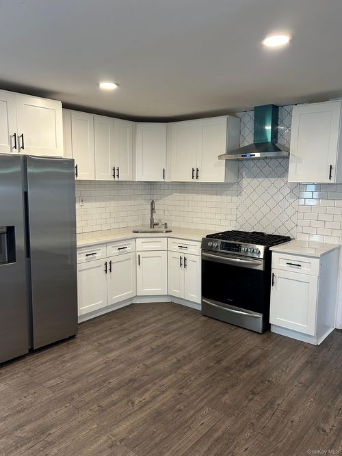 180 Adirondack Dr, Selden, NY, 11784-3751 | Card Image