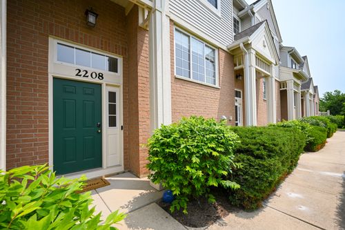 2208 W Concord Ln, Addison, IL, 60101-5631 | Card Image